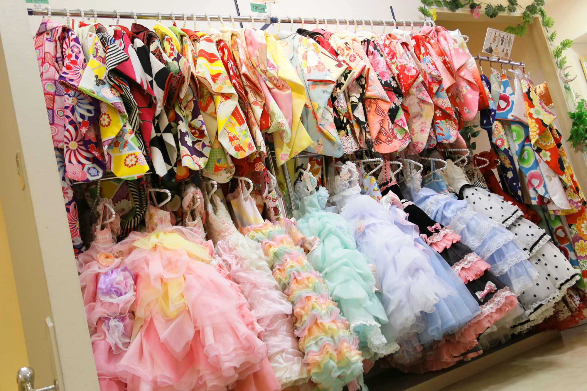 たくさんの子供用ドレスや七五三の衣装