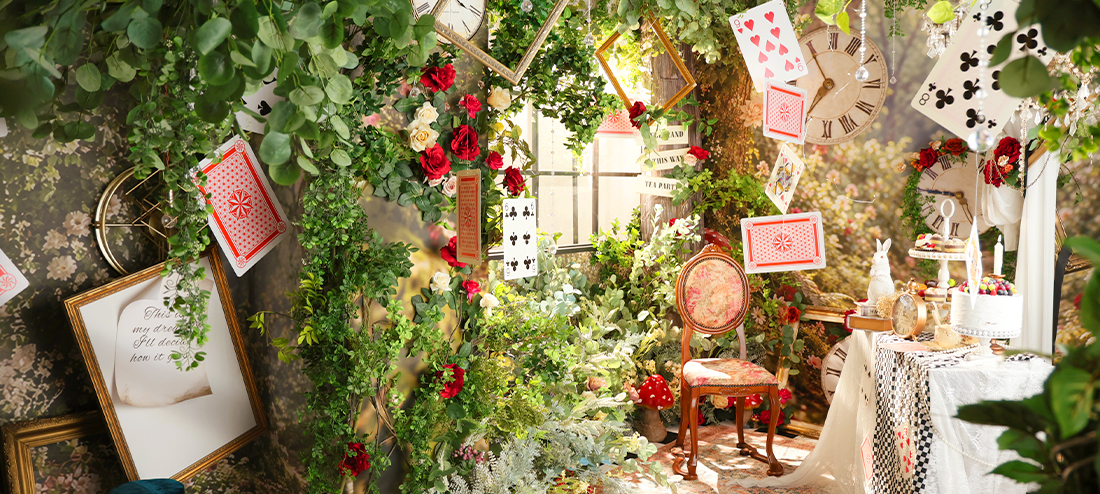 「This Way」「Tea Party」「Wonderland」と書かれた立て札と、金の額縁、大きな時計のあるアリスのセット