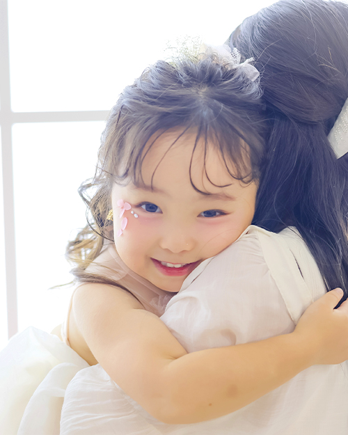 ママの腕に抱かれて笑う赤ちゃん