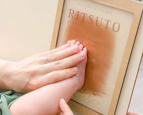 ちいさな手を胸元にそえて眠る赤ちゃん