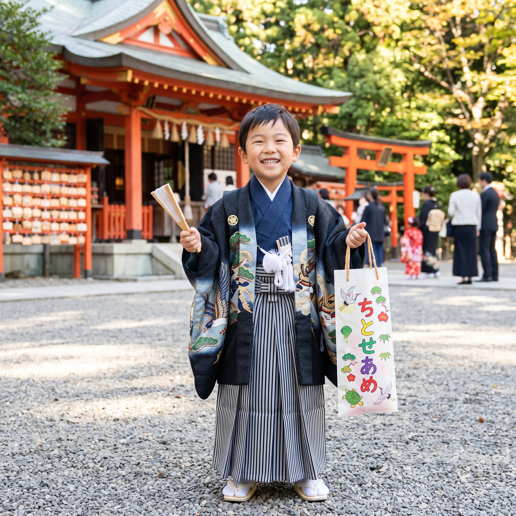 千歳飴を持って笑顔で七五三のお祝いをする男の子